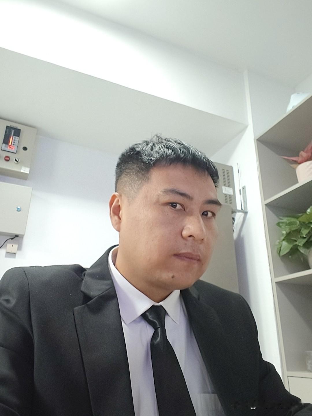 今天是上班的第二天，在上海市中心医药大厦里面做保安，一天260，对于保安来说这工