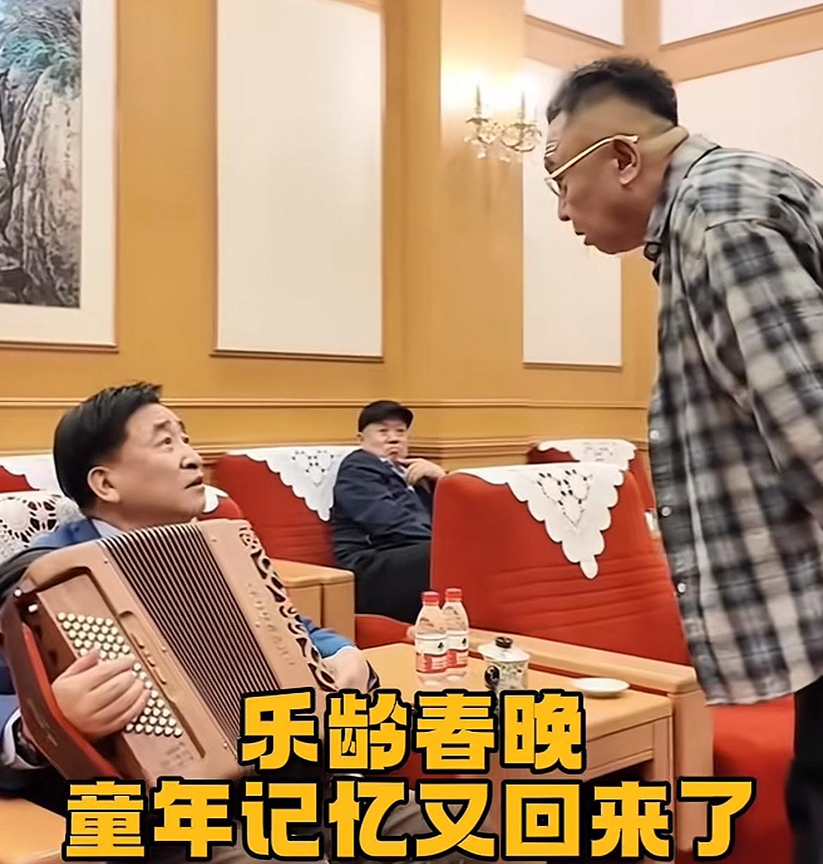 于谦真是人间清醒！现身重阳晚会与姜昆热情交谈，一个“非主流”一个“主流”，本身水