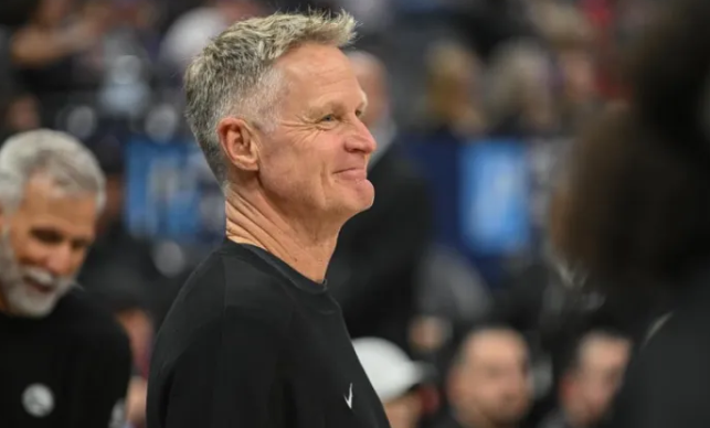 勇士主帅史蒂夫-科尔接受了采访，谈到昨天安排穆迪和理查德进首发。“昨晚的首发阵