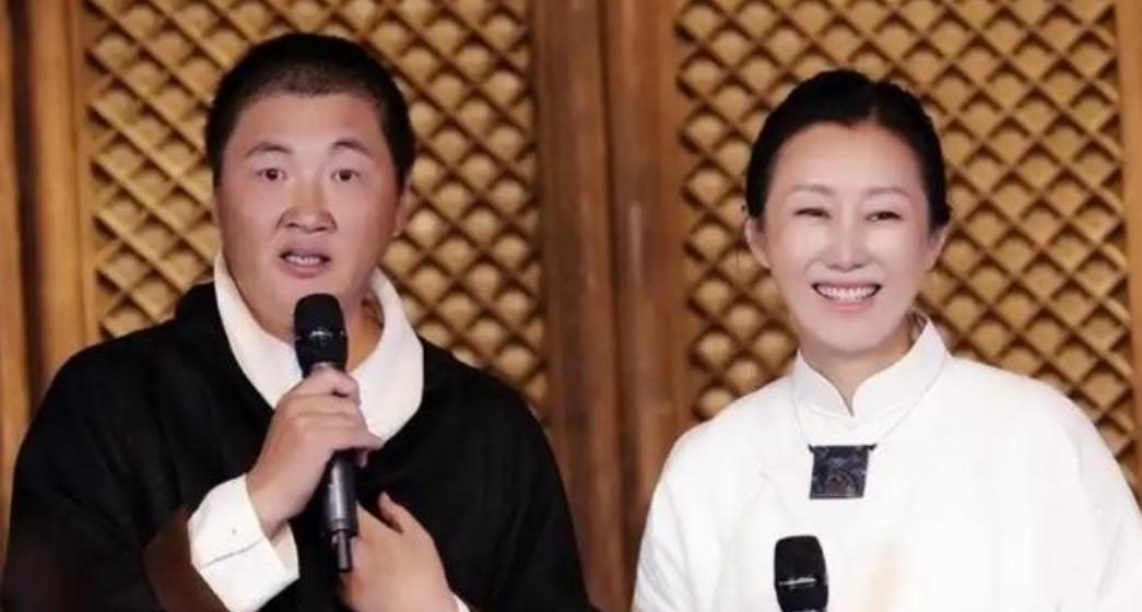 1999年，成名后的孙楠抛弃了同居10年的女友辛欣，转身娶了神交已久的买红妹。1