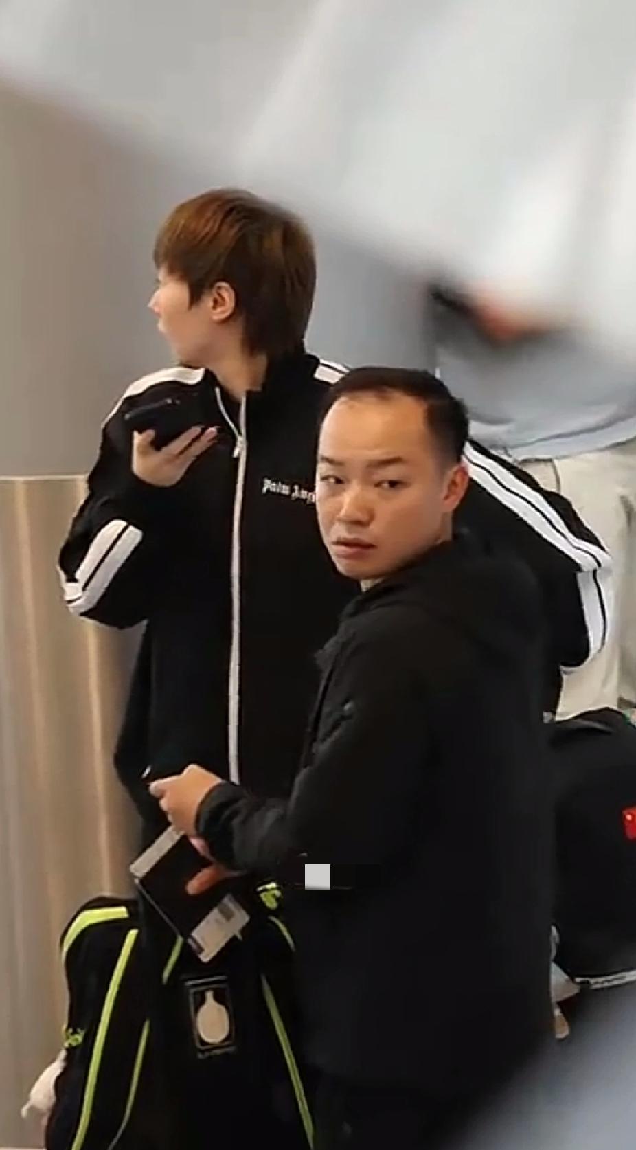 笑不活了！王曼昱机场“迷路”，跟师傅任浩俩人手忙脚乱找大部队😂谁懂啊家人