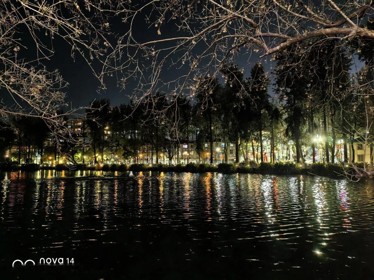 昆明翠湖的夜，真的太“哇塞”了！说实话，白天的翠湖虽然也好看，但到了晚上，那