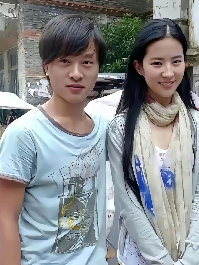 不懂就问，刘亦菲我认识，旁边这个小子是何润东吗？​​​