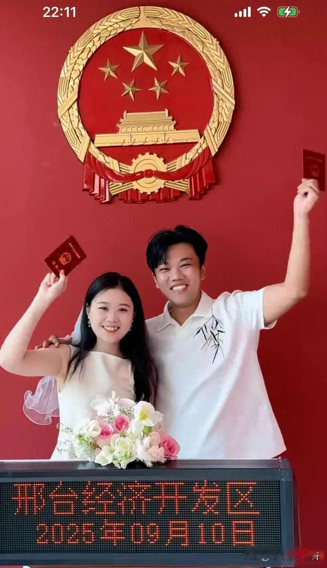 他今天结婚了，女友等了25年，婚礼上父亲哭了解清帅今天办婚礼，站在门口笑得有