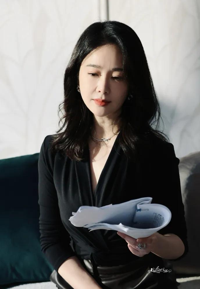 左小青这身材谁看了不迷糊！🔥V领上衣+开叉皮裙，把傲人曲线完美勾勒，一把年纪