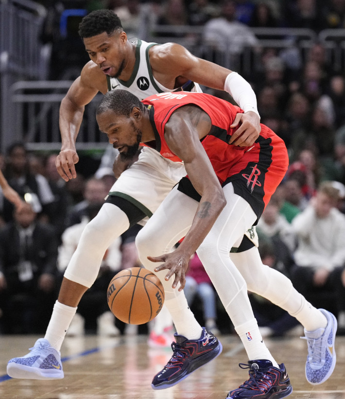 近日字母哥在拍摄一部电影宣传片的过程中谈到了NBA最难防守的球员。字母哥表示：“