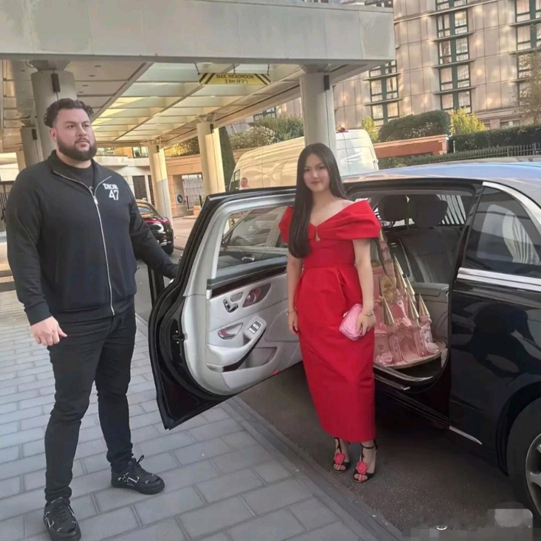 王诗龄越长大越有李湘的风范！举手投足间透着同款大气，气质简直如出一辙～