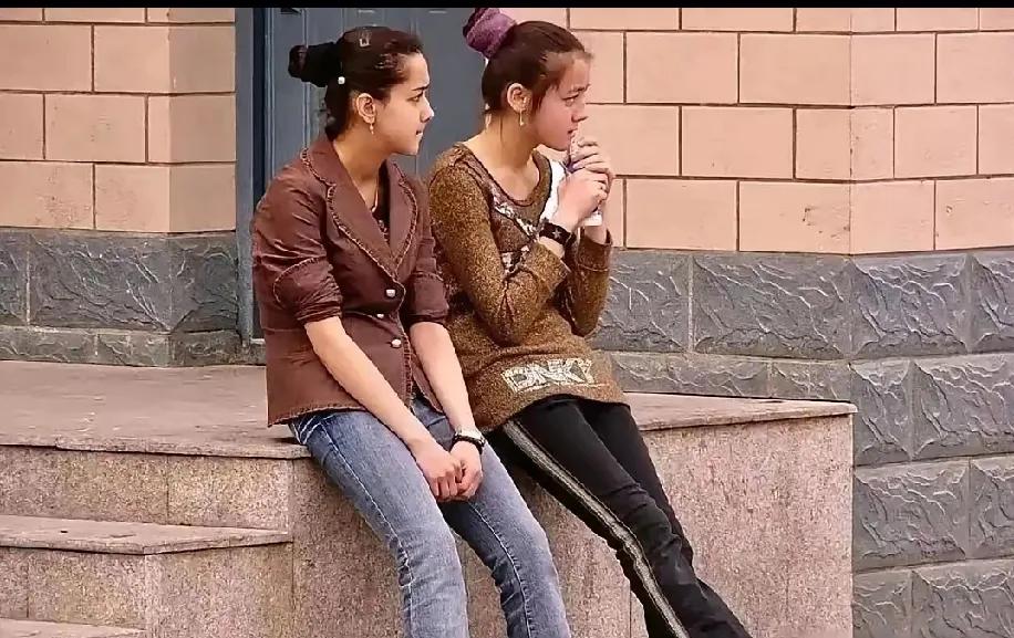 2007年新疆街头惊鸿一瞥！15岁的迪丽热巴青涩得像颗带着晨露的蜜桃，身形虽未完