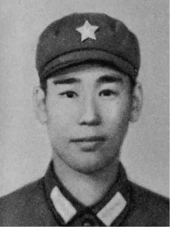 1979年2月，姜利民摸到了越军阵地，越军没有发现他，谁知他突然打开手电筒，越军