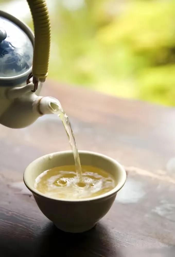 有个很奇怪的现象，在干旱缺水的大西北，所有餐厅饭铺供应的茶水，不管是红茶、花茶，