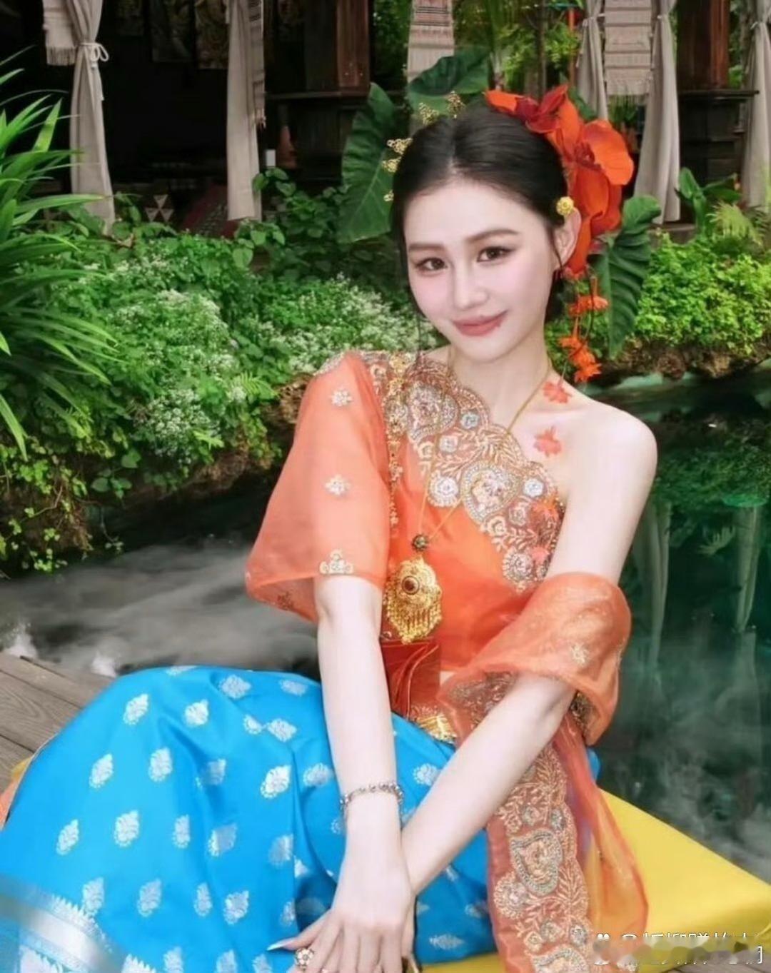 金靖瘦了之后五官都清晰了，现在眼睛好大​