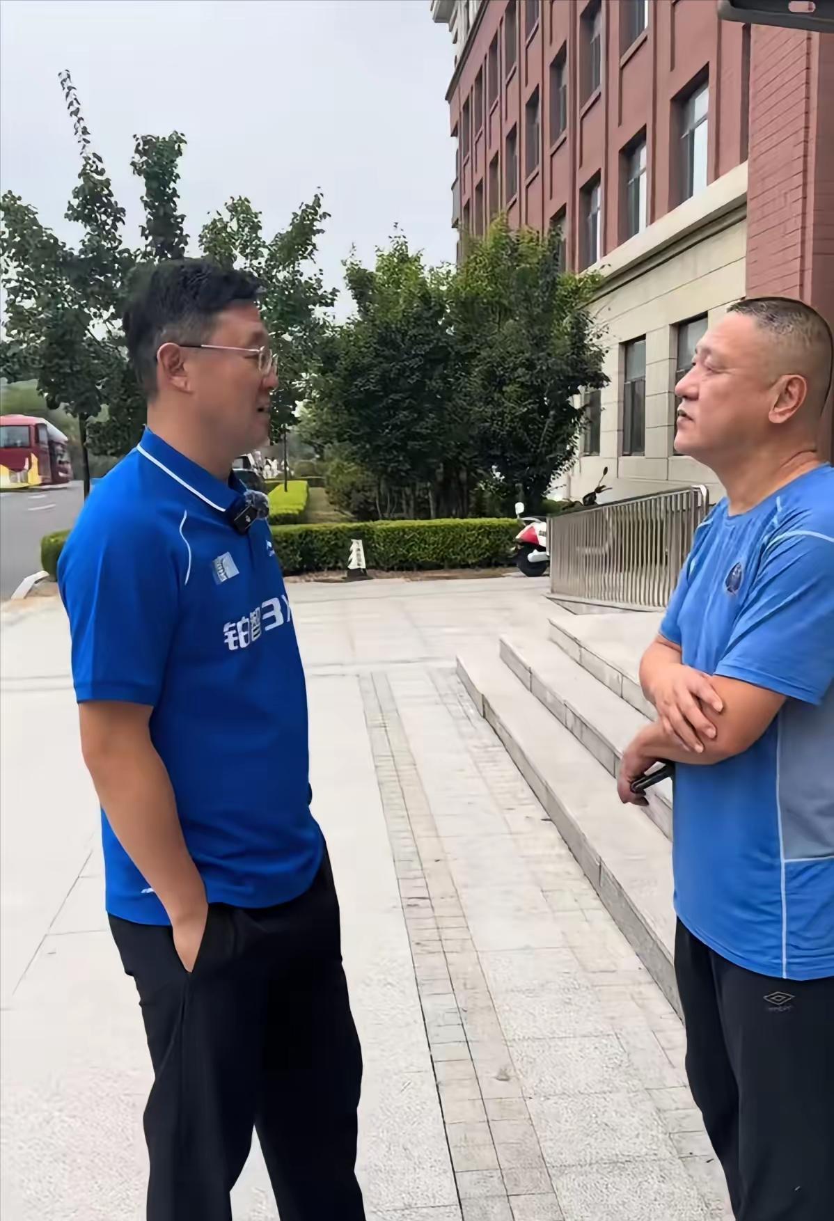 前国足队长马明宇前往大连拜访孙继海，这两位足坛老将聚在一起，必定是要为中国足球青