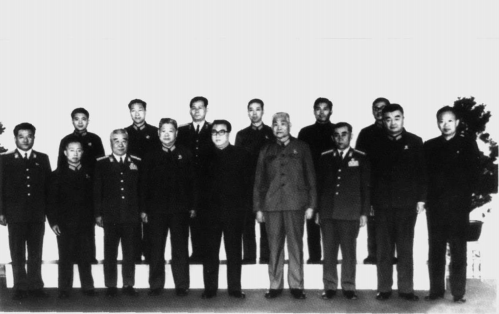 1972年，金主席左右两边，一位是大将，担任了大军种司令员，另一位是上将，担任了