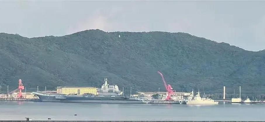 176娄底舰和177铜陵舰，来了吗？最近，在中国海南省三亚市的某军事港口，网络