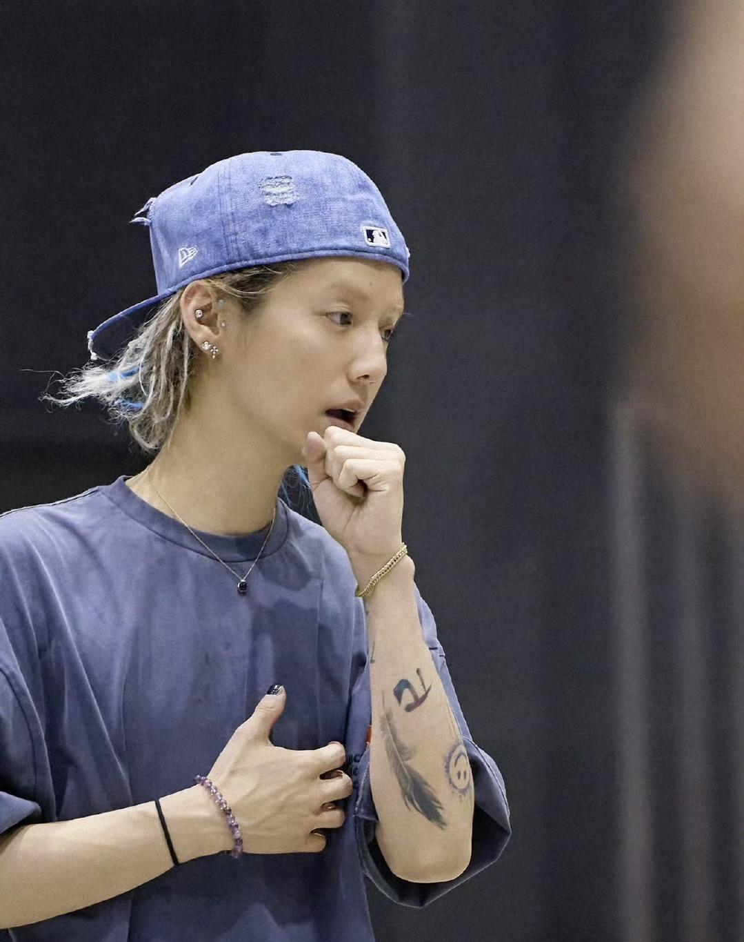 #我的宝藏兴趣#鹿晗真狠，除了耳垂上打了耳洞，在耳骨耳蜗上都打了耳洞，看着都疼