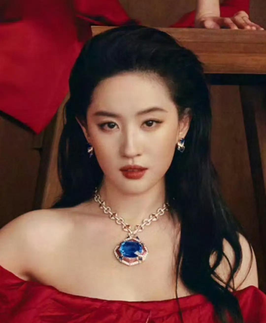 《Vogue》九月刊的这张封面，我差点以为是浪姐的宣传海报。刘冲的审美很堪忧，摄