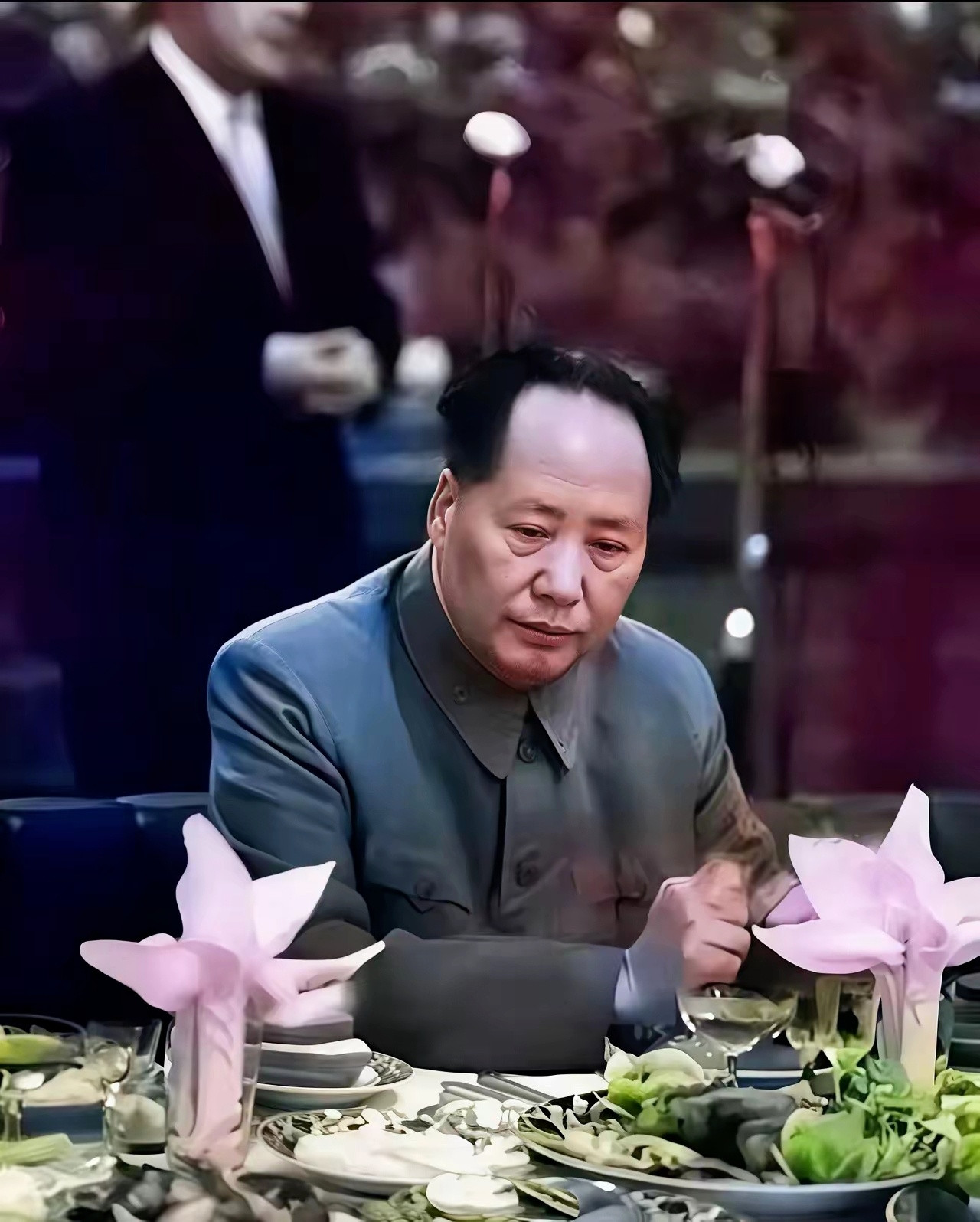 毛主席看着眼前摆满了山珍海味，表情凝重，甚至有些严肃…1950年，刚成立不久的新