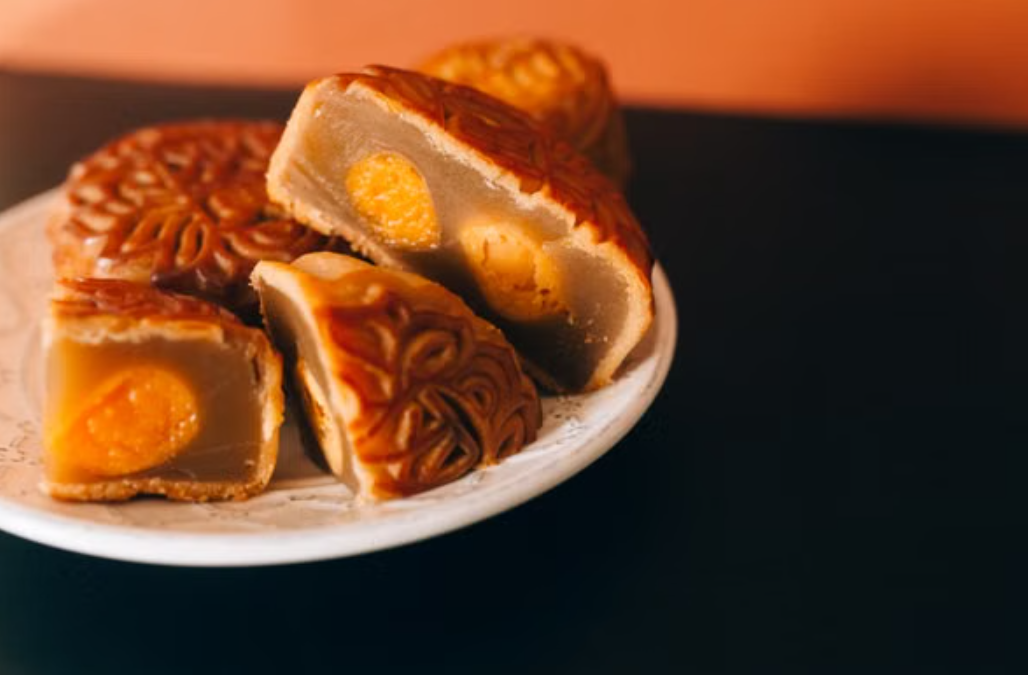 月饼回收价是800元一吨，回收月饼是要做什么？ 近日，河北省某饲料厂工作人员