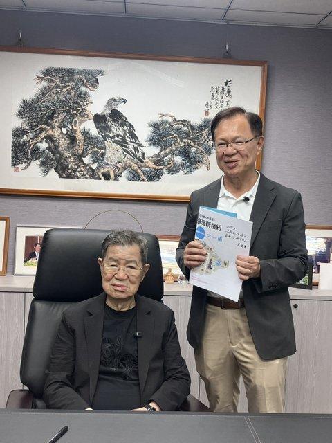 马英九前副手萧万长致赠张启楷手表，提醒其“分秒必争”台湾地区前副领导人萧万长正