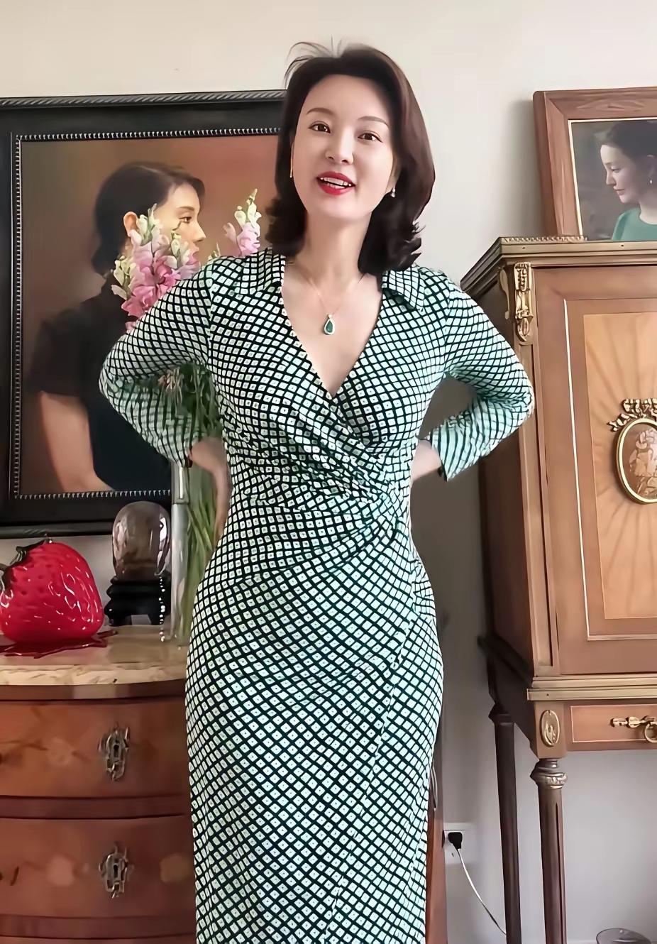 刘芳菲，皮肤白皙，50岁了。