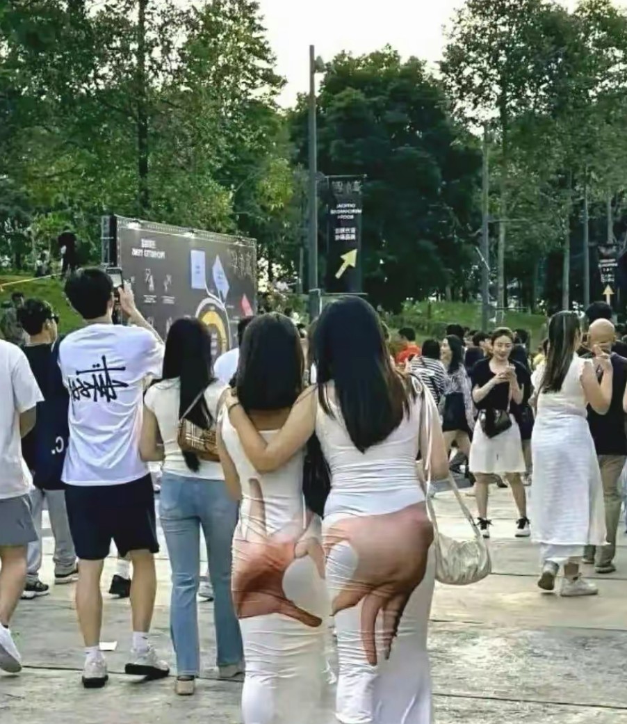 这裙子设计得，回头率太高了吧?
