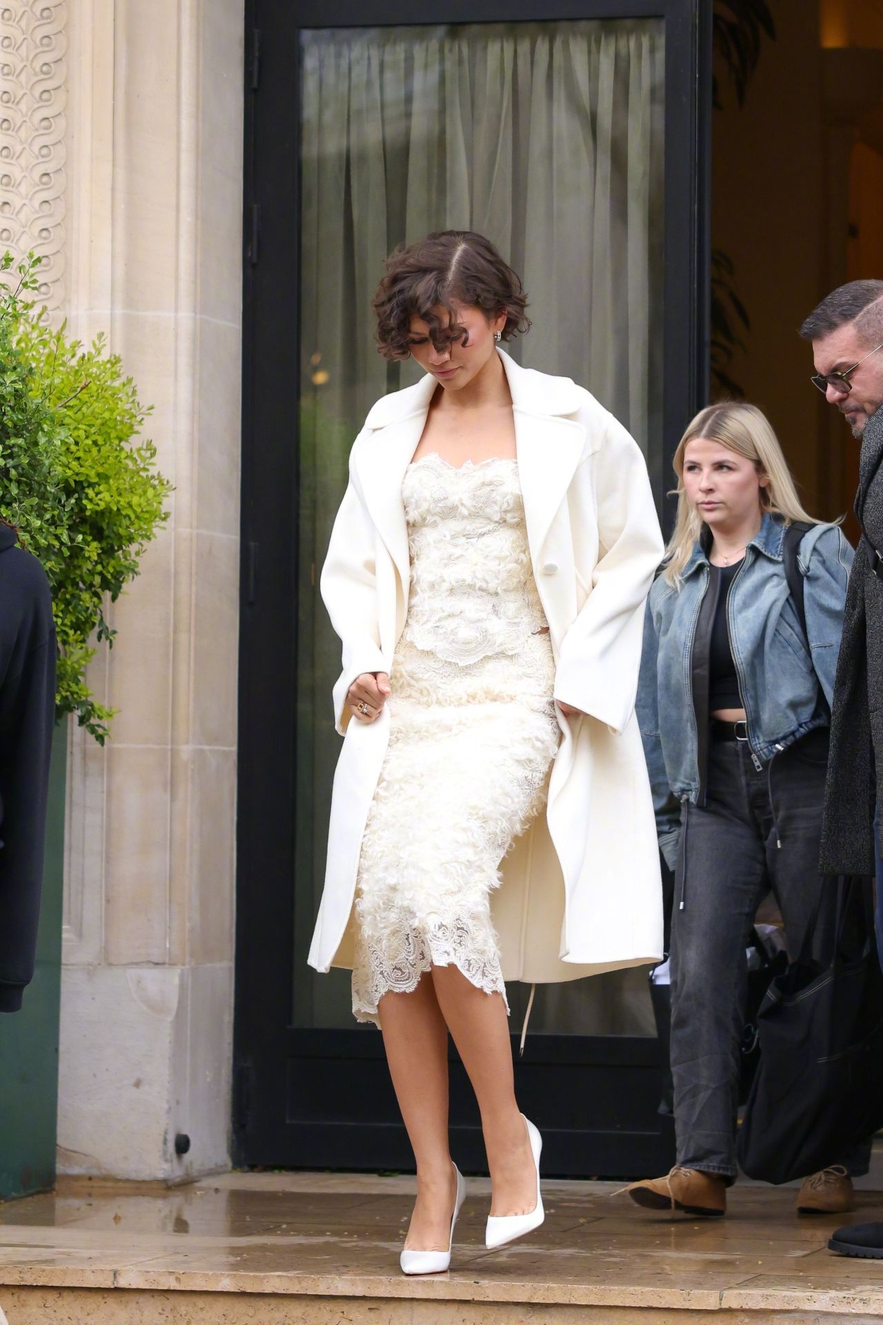 赞达亚新片《TheDrama》跑宣传又一套新娘风造型。身穿的是Ermanno