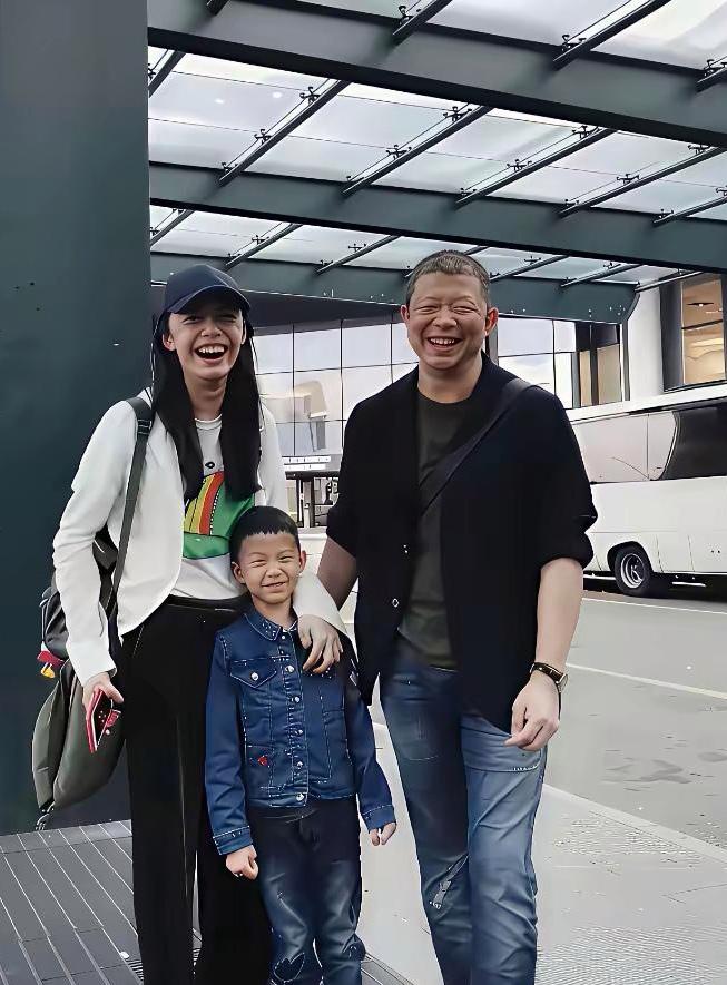 唉呀妈呀，这一家人太逗了，昔日笑的多开心啊，遗憾的是，她们最后分道扬镳。儿子