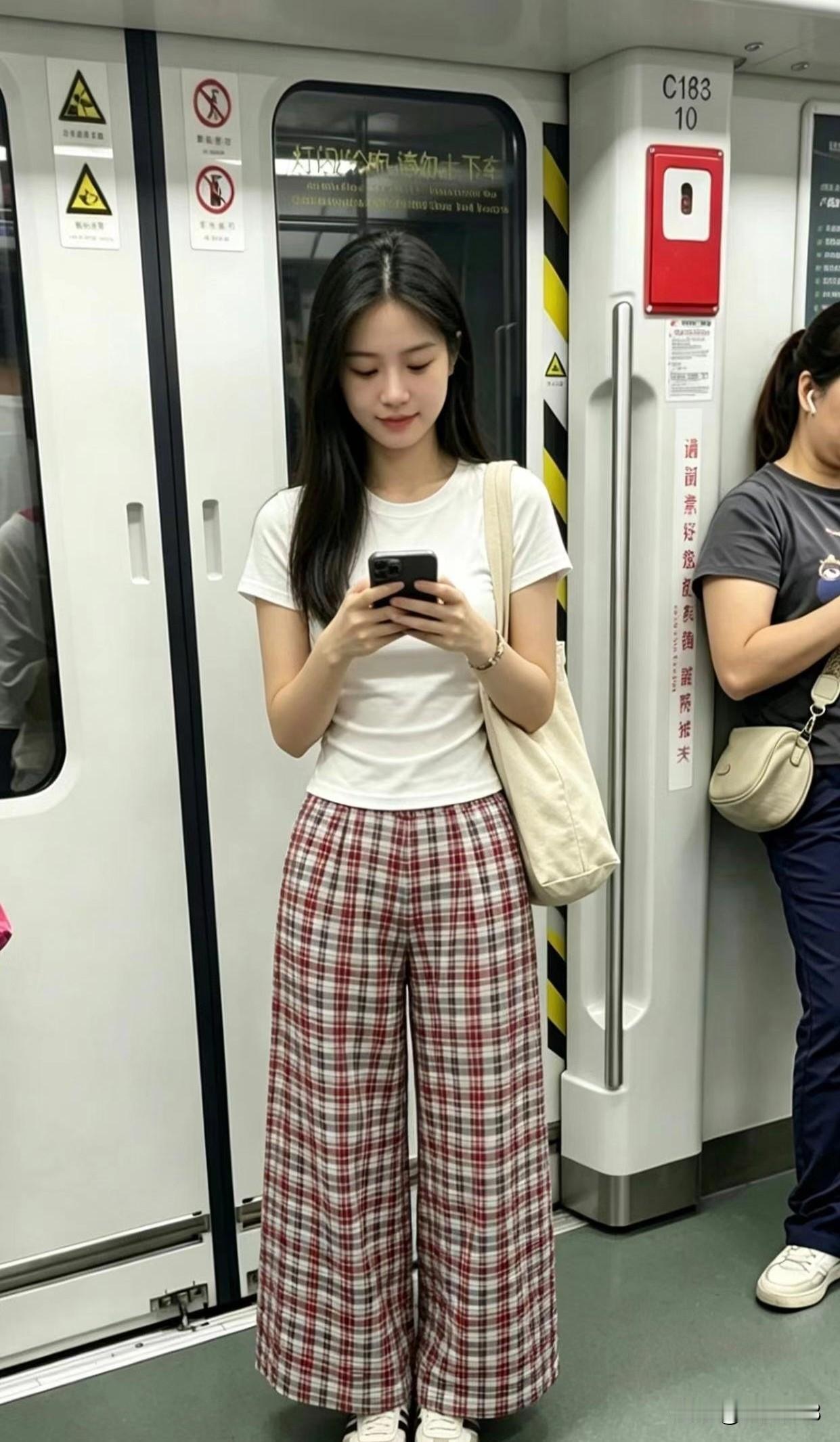 地铁上偶遇的素颜美女，这才是真正的气质小姐姐！