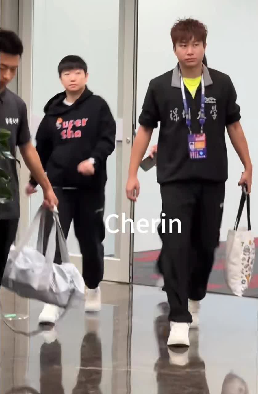 孙颖莎：赛场“赶场人”乒超深圳大学对阵上海龙腾的比赛还没打完，孙颖莎就