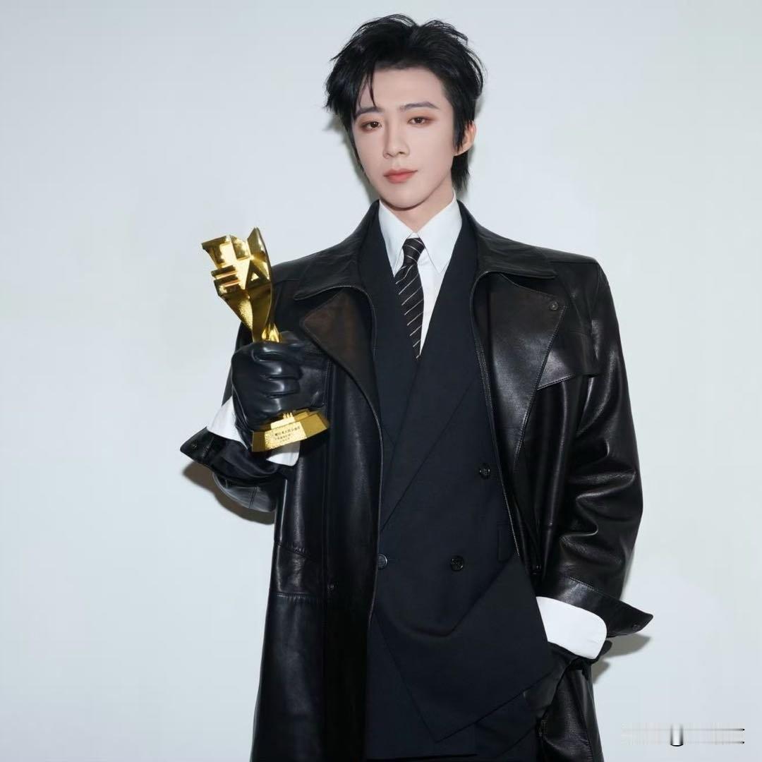 内娱寒冬独爆！刘宇宁演唱会成大佬团建地，资方挤破头抢着递资源影视圈冻得瑟瑟