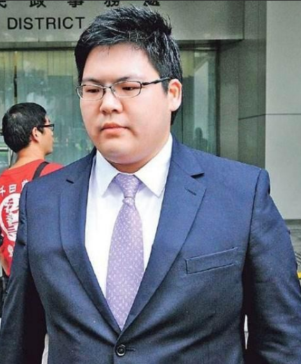 向佑，一位让向华强跟夫人向太都集体头痛欲裂的儿子。向太对这位儿子直言不讳表示，