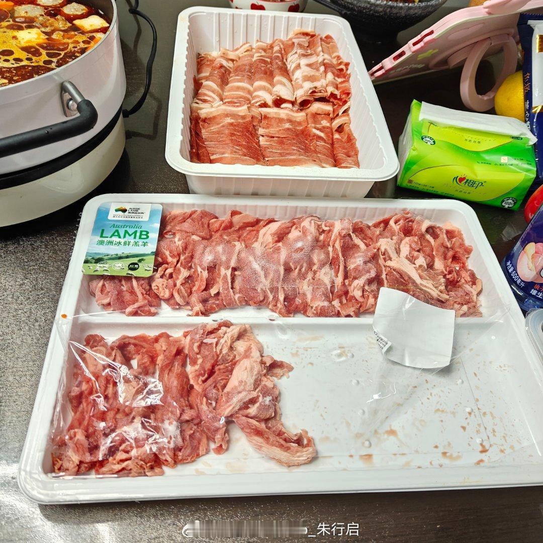 晚上整点小火锅儿羊肉味道还是挺不错的新买的哈基米南北绿豆感觉这味儿也可以的另外w