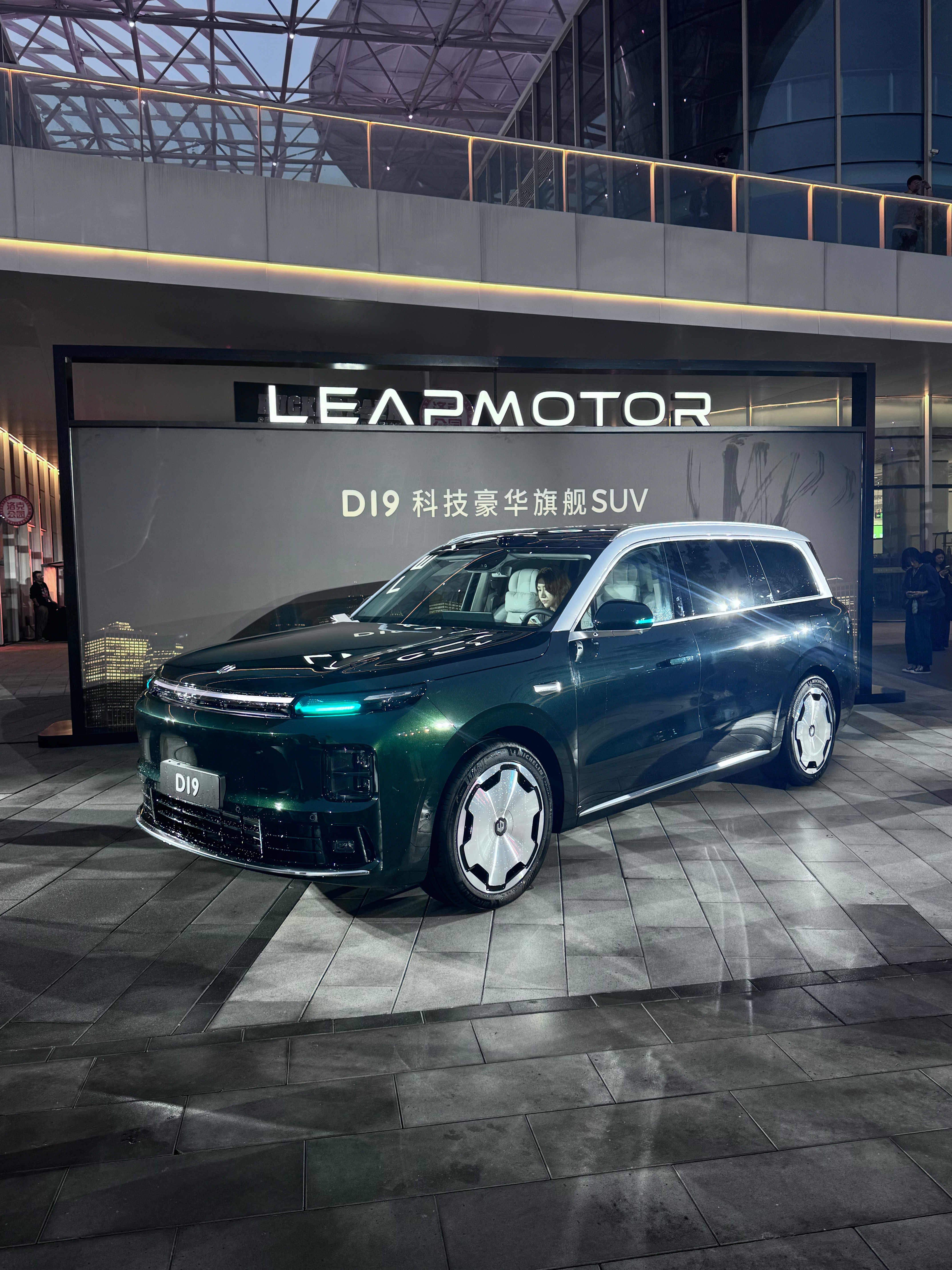 有很多人关注零跑D19的前备箱，前备箱也是越来越好用，今天来看看零跑D19还有哪