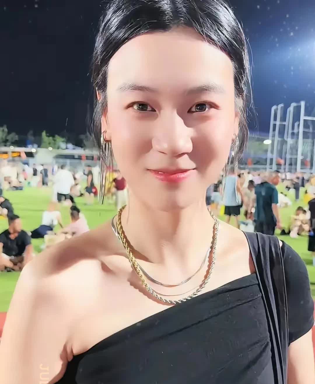 刀郎这次演唱会开得火热，这次演唱会的焦点并不是刀郎，而是大侄女珊珊。颜值
