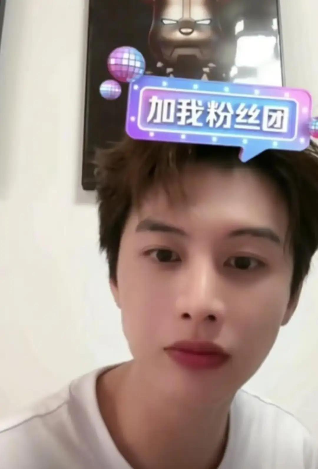 刷到短剧演员何健麒那张脸，说实话，第一反应是这人是不是“噶腰子”了，眼窝深陷，整