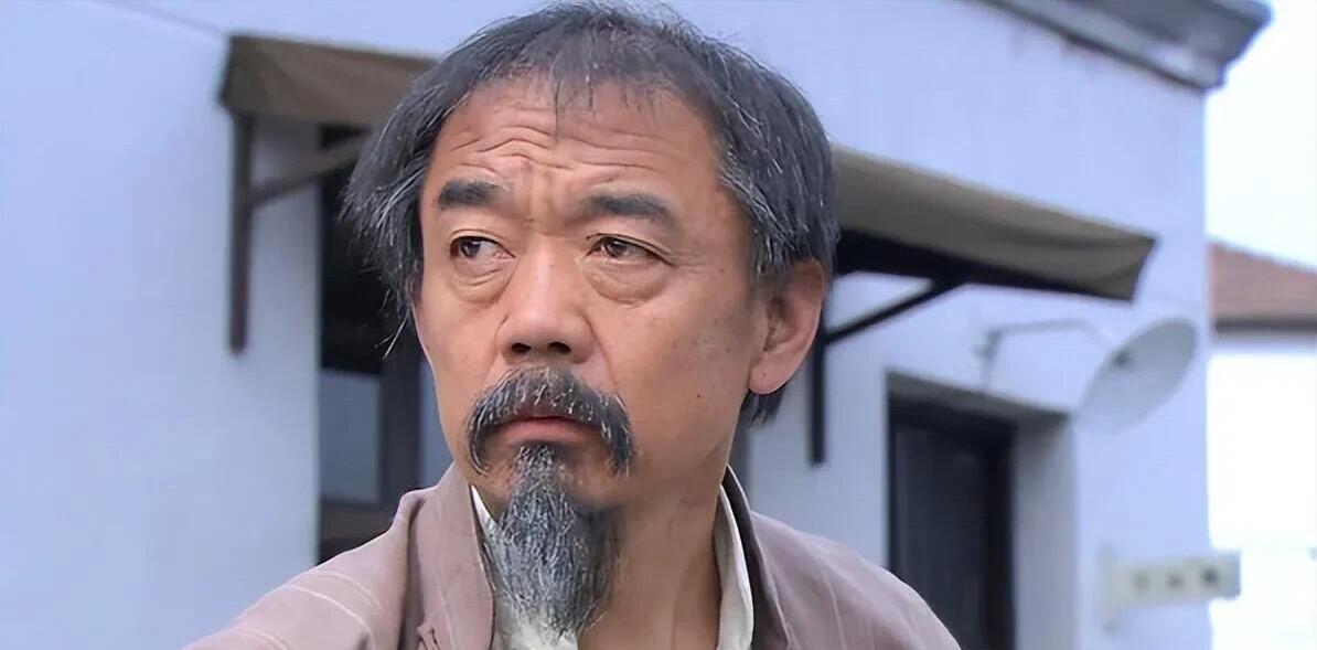 这一位胡子拉碴的男演员，演了一辈子的配角，演技一流，人品好，可惜一直都红不起来。