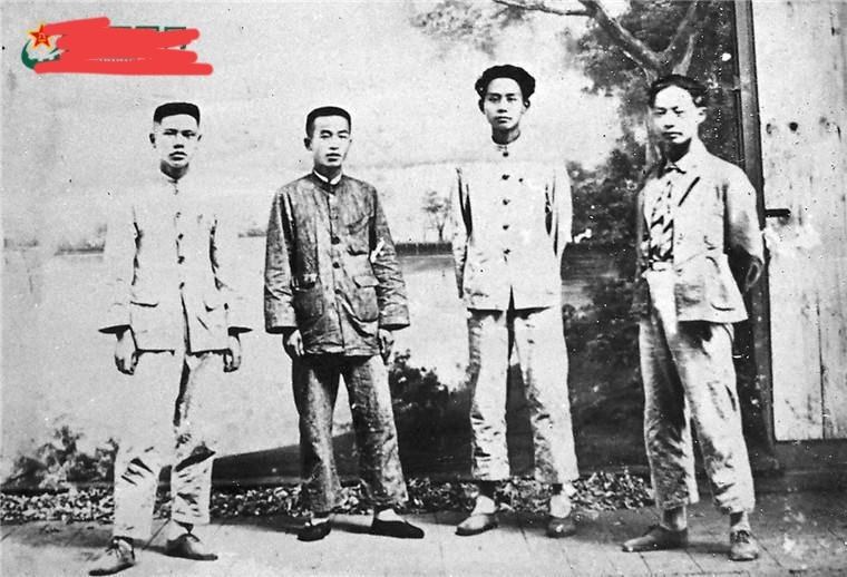 图一，是毛主席在井冈山和瑞金初期的唯一照片，发现于2010年，照片拍摄于192