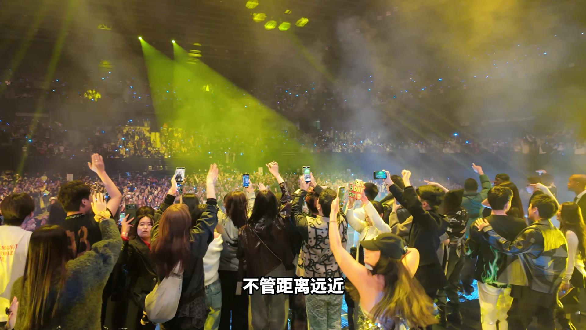 看完王嘉尔的Vlog后，我的心情都被他感染了！舞台上耀眼的他与私下深邃的思考，构