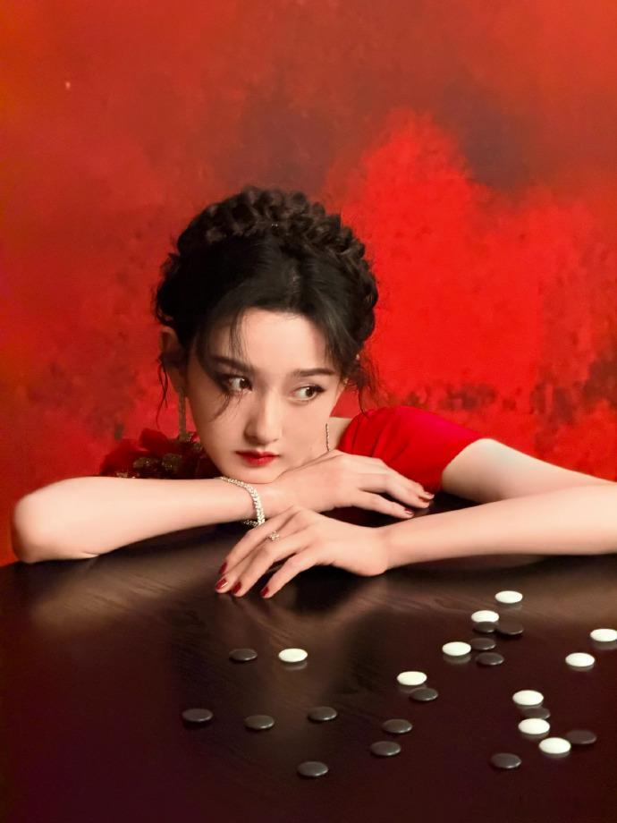 宋祖儿红色战袍宋祖儿公主盘发红色露背裙宋祖儿公主盘发红色露背裙，宋祖儿红色战袍