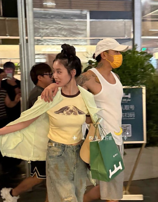 黄子韬和老婆徐艺洋在北京三里屯逛街，他的身材练得好壮硕，纹了大花臂，看着像混社会