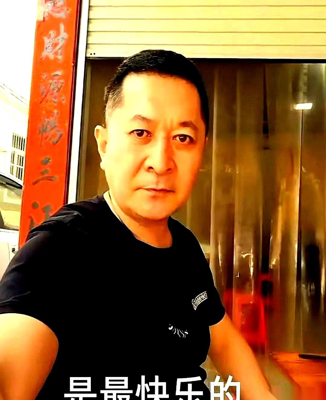 接他班那小子，滴酒不沾。人家现在坐直播间里，拿个小杯抿一口，三小时，一千多万就