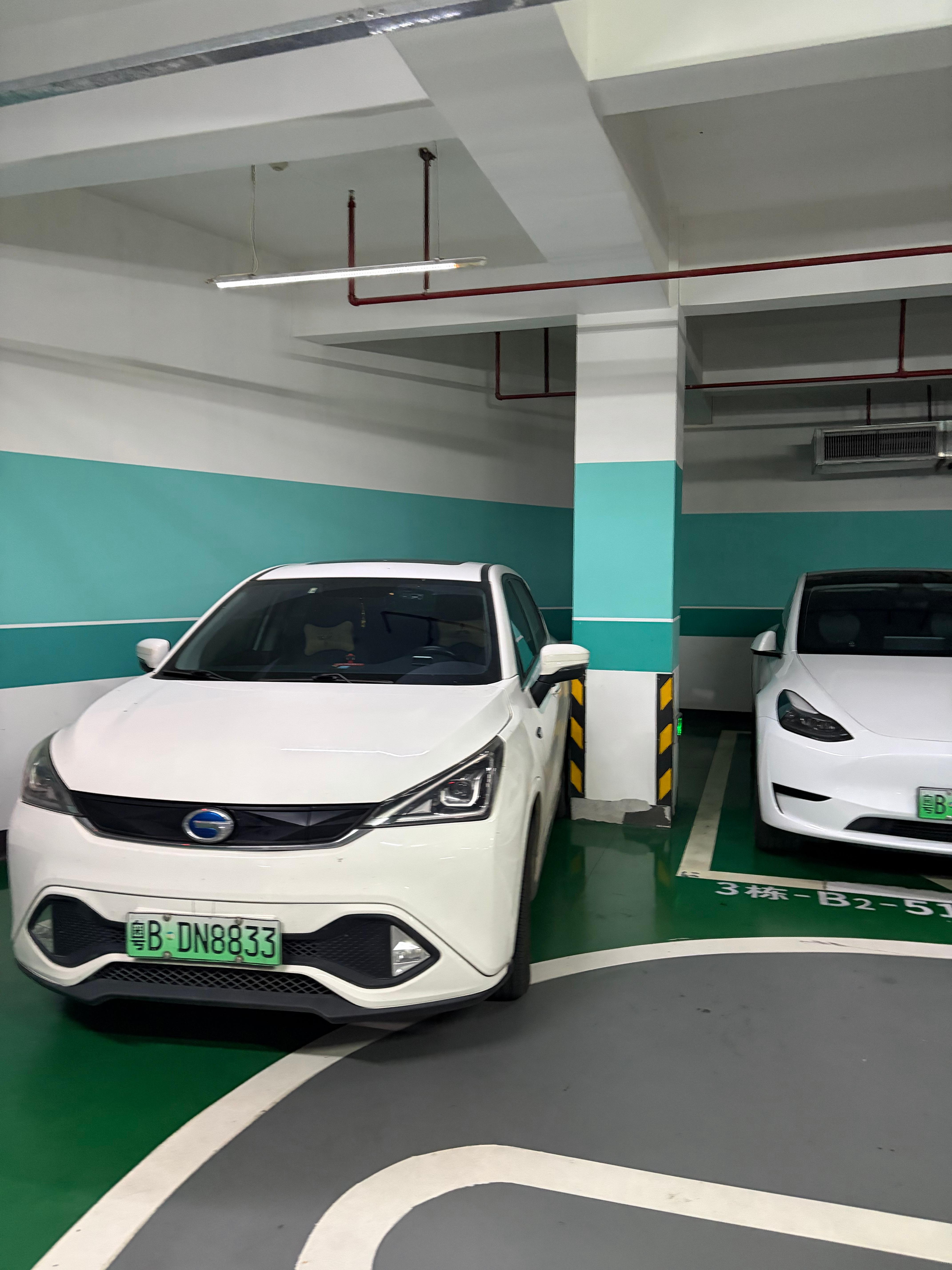 楼下停车天才，刮着进去一个不是停车的位。问问大家一个停车的问题，和车价格高低无关