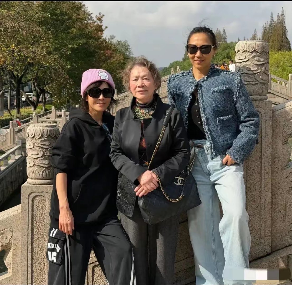 刘嘉玲同学聚会，刘嘉玲明显看着比别同学年轻好多，钱真养人​
