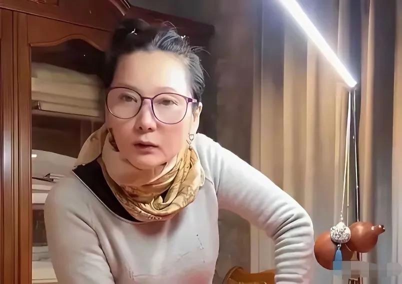 何赛飞像61岁的人吗？这可是素颜照，没有任何化妆，都说这个明星不老神，那个明星不