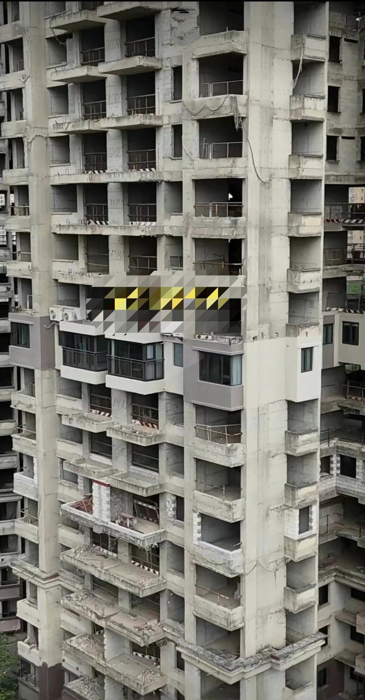 空空荡荡的烂尾楼，竟然有一户人家，阳台、空调、窗户都装好了，肯定入住了。没交房，