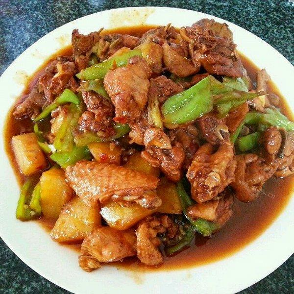 嘿，吃货们！今天我要给大家带来一份超级“炸裂”的美食秘籍，那就是——大盘鸡！这道