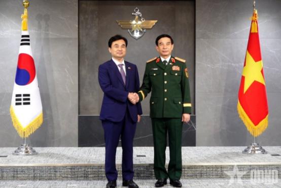中国的一个邻国，向菲律宾、越南偷偷“递刀” 最近一段时间，东南亚海域的局势因