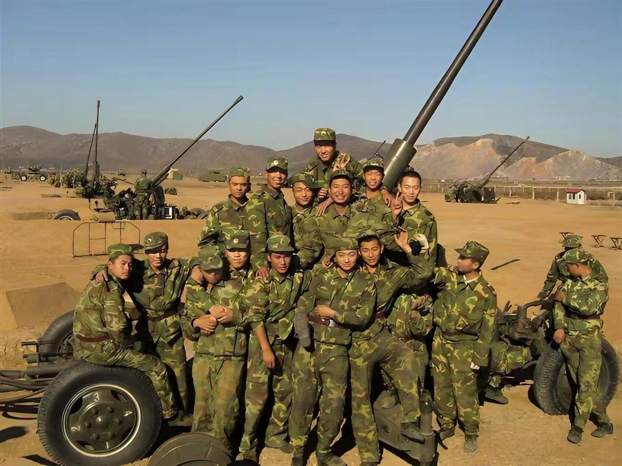 二年的军旅生涯换来了此生的兄弟情义，相逢何必曾相识。营城子野外训练早晚一个五公里