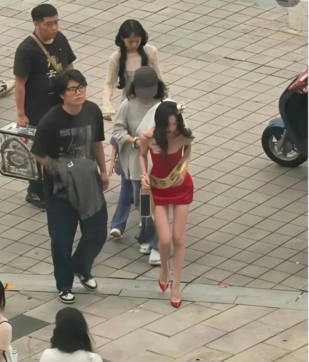 瘦成这个样子，上镜才是刚刚好！想知道拍剧的摄影头就不能来个美颜瘦身么，这样的话