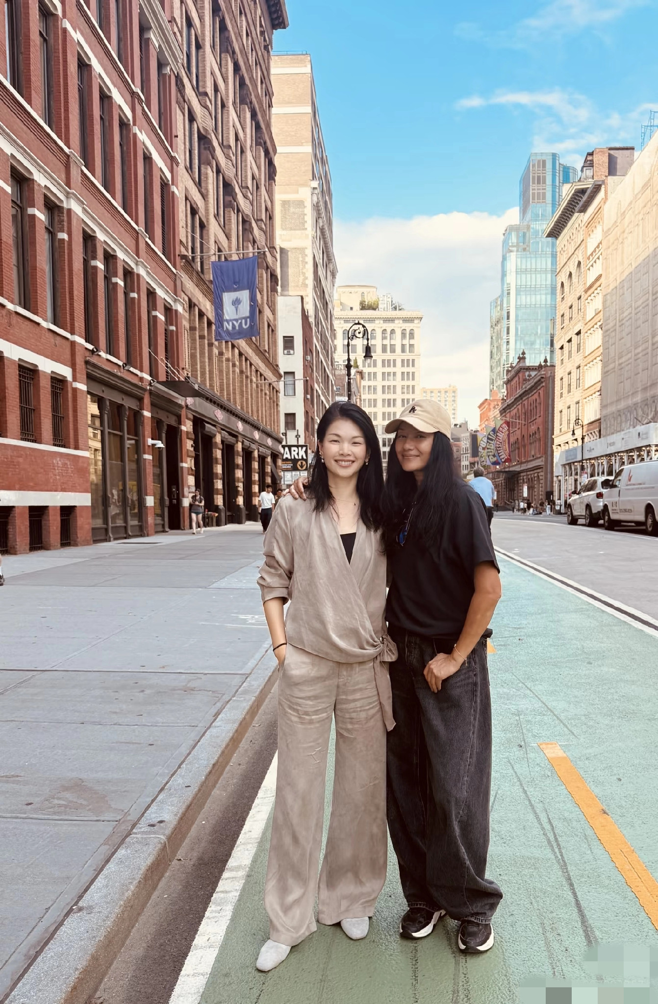 不愧是初代超模的含金量！吕燕和瞿颖一同框，简直就是神仙打架。两人放下家人和孩子，在纽约相聚，网友看完